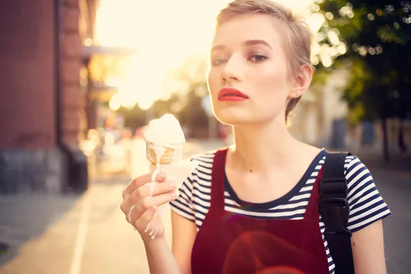 Vrouw met kort haar op straat met ijs in haar handen leuk — Stockfoto