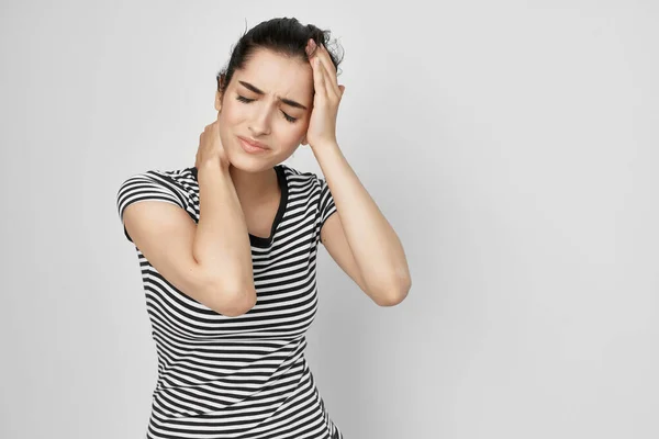 Mal di testa donna malata sindrome dolorosa disagio problemi di salute — Foto Stock