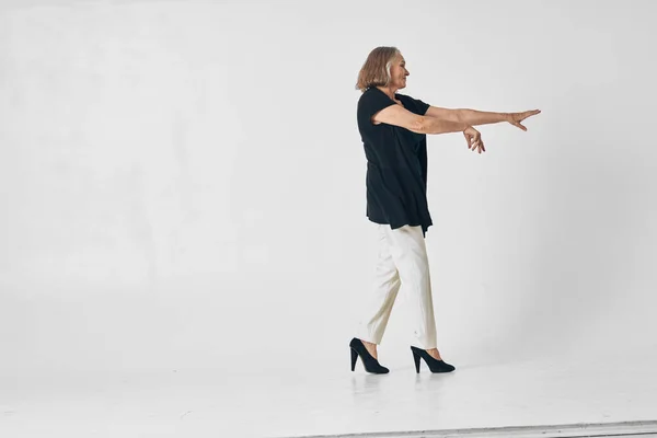 Idős nő tánc divat pózol elszigetelt háttér — Stock Fotó