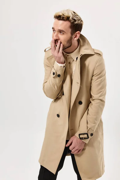 Homem com cabelo completo no casaco estilo outono estúdio isolado fundo — Fotografia de Stock