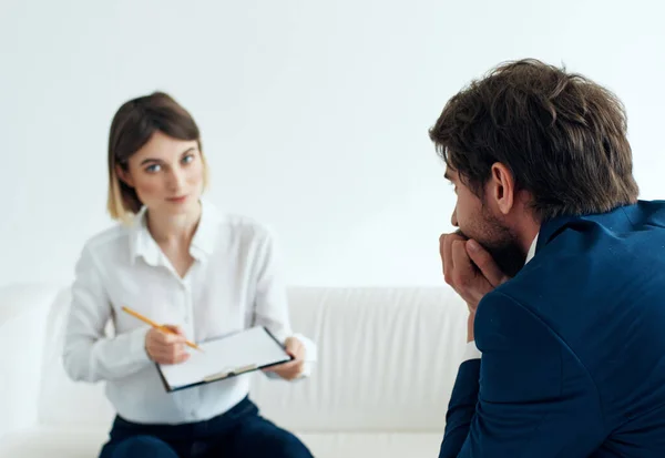 Femme assise à la réception à la psychologue problèmes stress — Photo