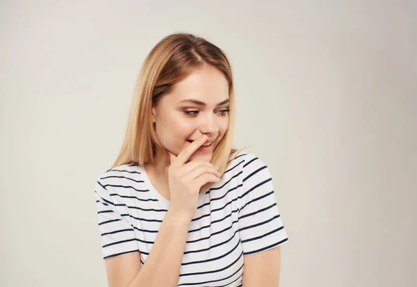 Mujer bonita en una camiseta rayada publicidad emociones gestos de la mano — Foto de Stock