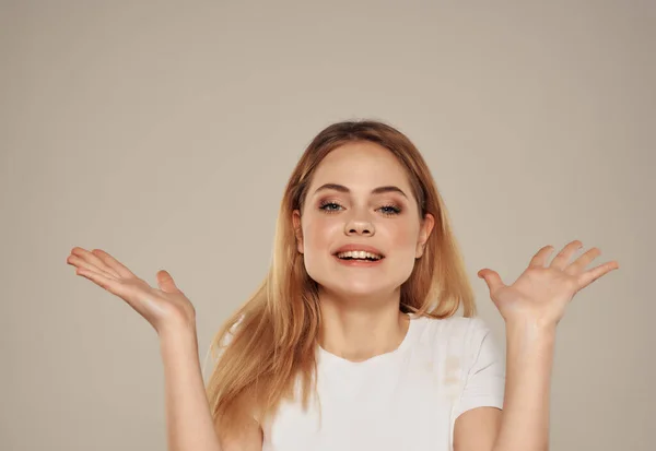 Bela loira em um olhar atraente branco feliz Estilo de vida isolado fundo — Fotografia de Stock