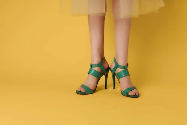 Damskie nogi w buty lato styl żółty tło moda — Zdjęcie stockowe