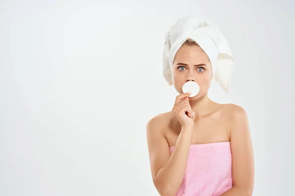 Mooie vrouw met blote schouders katoen pad schone huid acne levensstijl — Stockfoto