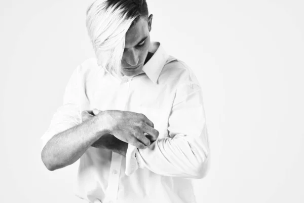 Mann führt den Ärmel des weißen Hemdes Modell posiert Studio — Stockfoto