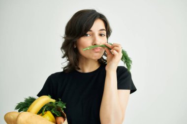 Neşeli esmer paket sebze sebze sebzesi teslimatı