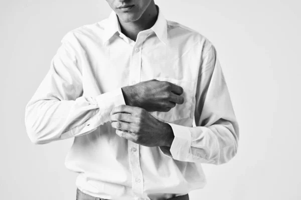 Чоловік вирівнює свою модель сорочки рукав позує — стокове фото