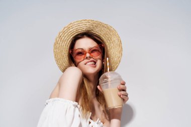 Güzel bir kadın, elinde içkisi olan bir bardak.