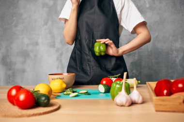 Siyah önlüklü kadın, vejetaryen diyetinde öğle yemeği yiyor.