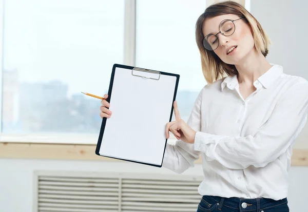 Hübsche Geschäftsfrau im weißen Hemd Bürodokumente professionell — Stockfoto