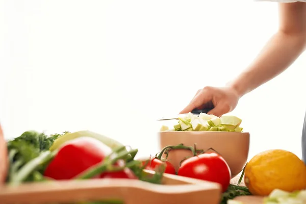 Cocina ensalada corte verduras corte ingredientes de la mesa —  Fotos de Stock