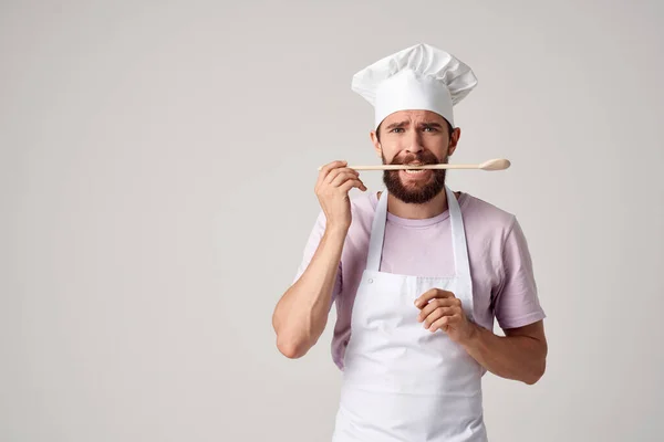 Chef profissional masculino em avental segurando uma colher cozinhar serviço de comida — Fotografia de Stock