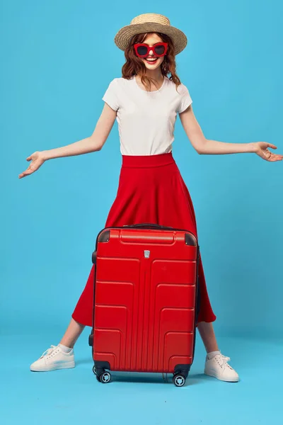 Woman tourist red suitcase vacation fun sunglasses travel — Stock Photo, Image