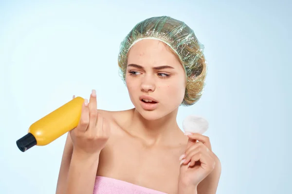 Vacker kvinna lotion i handen ansiktsproblem hudproblem dermatologi — Stockfoto