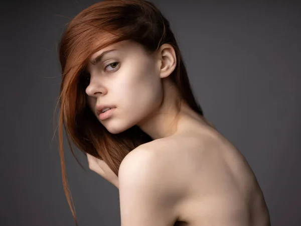 Mulher ruiva com ombros nus posando estúdio — Fotografia de Stock