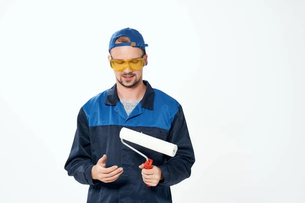 Mann in Arbeitsuniform Wandmalerei Reparaturservice — Stockfoto