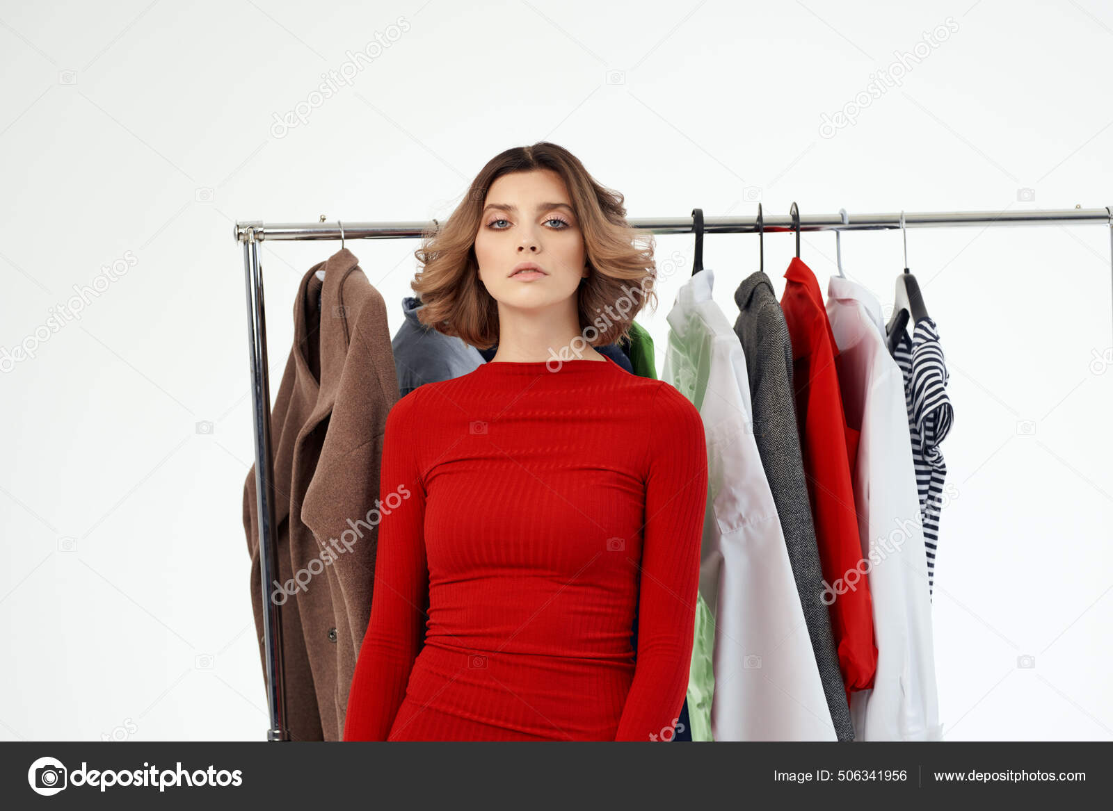 Bonita mujer al lado de ropa diversión venta al por menor aislado fondo: fotografía de stock © ShotStudio #506341956 | Depositphotos