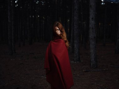 Ormandaki kırmızı ekose elbiseli kadın doğa temiz hava alır.