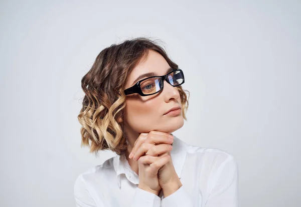 Donna d'affari che indossa occhiali documenti ufficio lavoro — Foto Stock