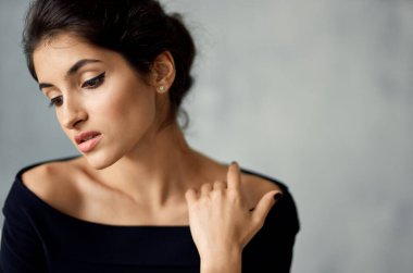 Güzel esmer, siyah elbiseli, lüks bir ev.