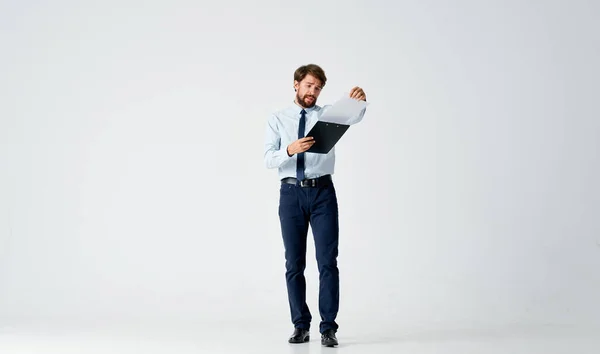Бізнесмен в сорочці з краваткою менеджер офісні професіонали працюють — стокове фото