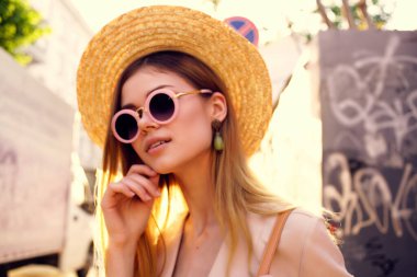 Çekici kadın şehir yürüyüşü eğlenceli moda taze hava yaşam tarzı