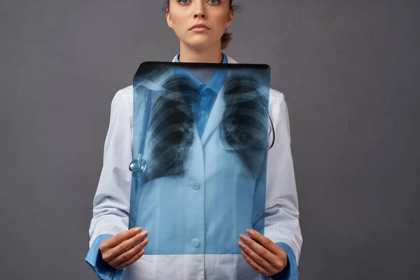Žena lékař radiolog diagnostika x-ray výzkum — Stock fotografie