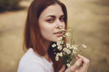 Güzel bir kadın. Hayat tarzında yaz yürüyüşü.