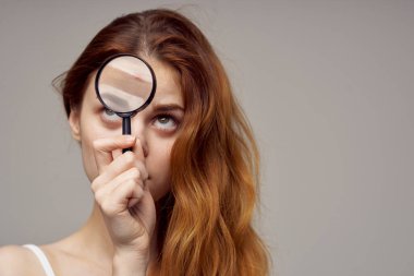 kızıl saçlı kadın kozmetoloji cilt bakımı ergenlik dönemi