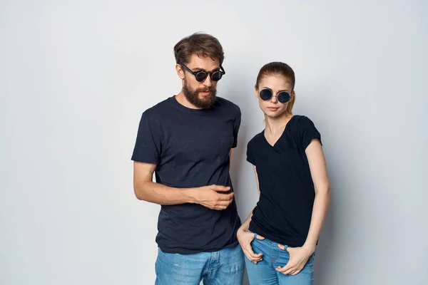 Um jovem casal socializando juntos posando estilo de vida estúdio de moda — Fotografia de Stock