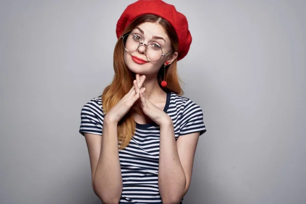 Bonita mujer en una camiseta a rayas labios rojos gesto con sus manos —  Fotos de Stock