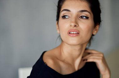 Güzel kadın, parlak makyaj süslemesi. Lüks model.