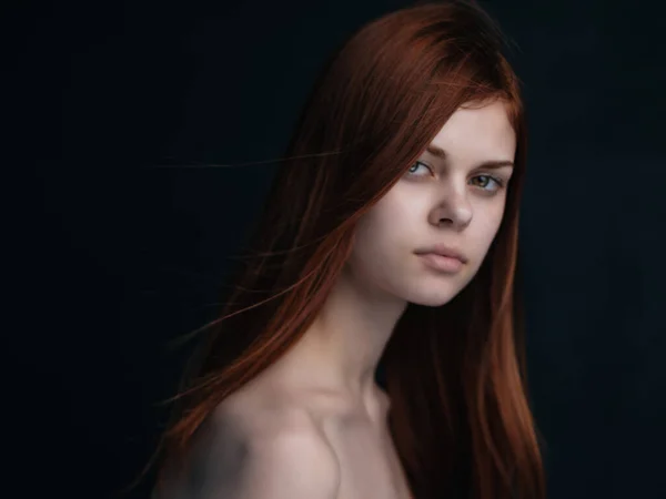 Рудоволоса жінка голі плечі темний фон гламур — стокове фото