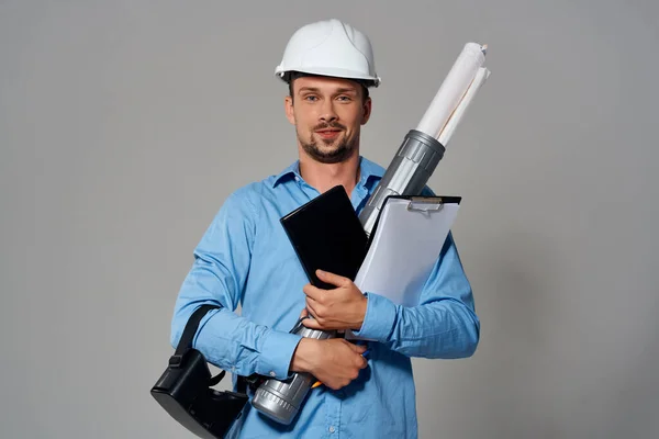 Construtor masculino em um capacete branco indústria da construção estúdio posando — Fotografia de Stock