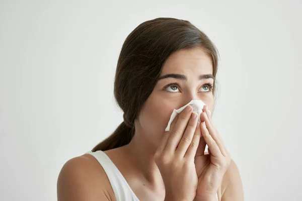 Frau wischt sich mit Taschentuch die Nase — Stockfoto