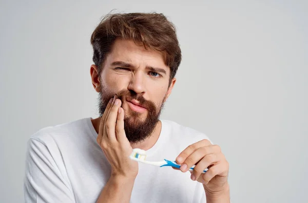 Muž zubní péče zubní lékařství bolest zubů izolované pozadí — Stock fotografie