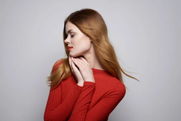 예쁜 여자가 빨간 헤어 스타일의 빨간 스웨터 모델의 밝은 배경 — 스톡 사진