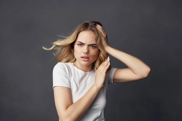 Blondine Frisur Spaß Studio beschnitten Ansicht — Stockfoto