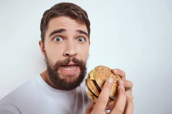 Mann im weißen T-Shirt mit Becher Bier-Fast-Food-Bar Alkohol isoliert Hintergrund — Stockfoto