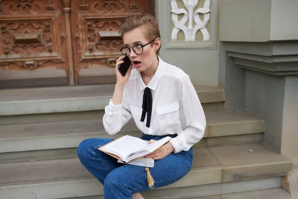 Kurzhaarige Frau mit einem Buch in der Hand im Freien lesen Lifestyle — Stockfoto