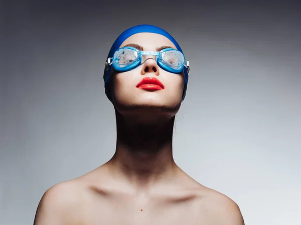 Donna a bocca aperta spalle nude nuoto in piscina allenamento professionisti — Foto Stock