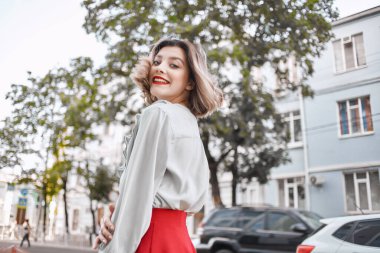 Güzel kadın yaz parkı yürüyüşü eğlence pozu