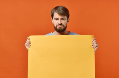 Sakallı adam sarı maket poster indirimi izole edilmiş arka plan