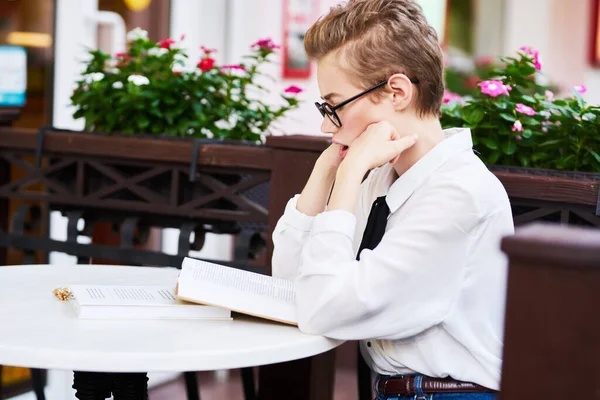 Vrouw in een zomer cafe op straat vakantie in de stad zomer communicatie — Stockfoto