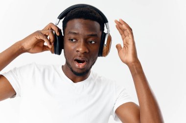 Kulaklıklı Afrikalı adam modern müzik teknolojisi dinliyor.