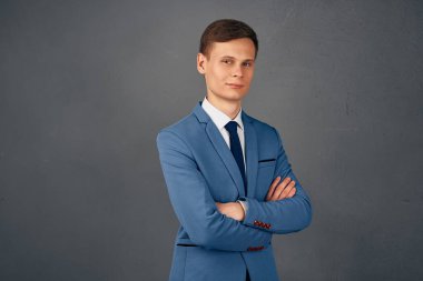 Kendine güvenen takım elbiseli bir iş adamı.