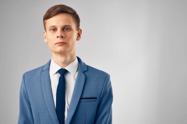 Takım elbiseli gülümseyen adam ofis müdürü.