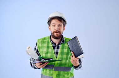 Belge ve çizimlere sahip erkek müteahhit planlar izole edilmiş arka plan