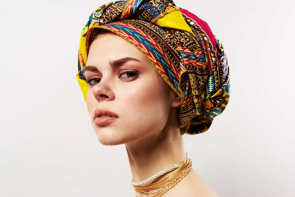 Bonita mujer multicolor turbante etnia moda posando — Foto de Stock